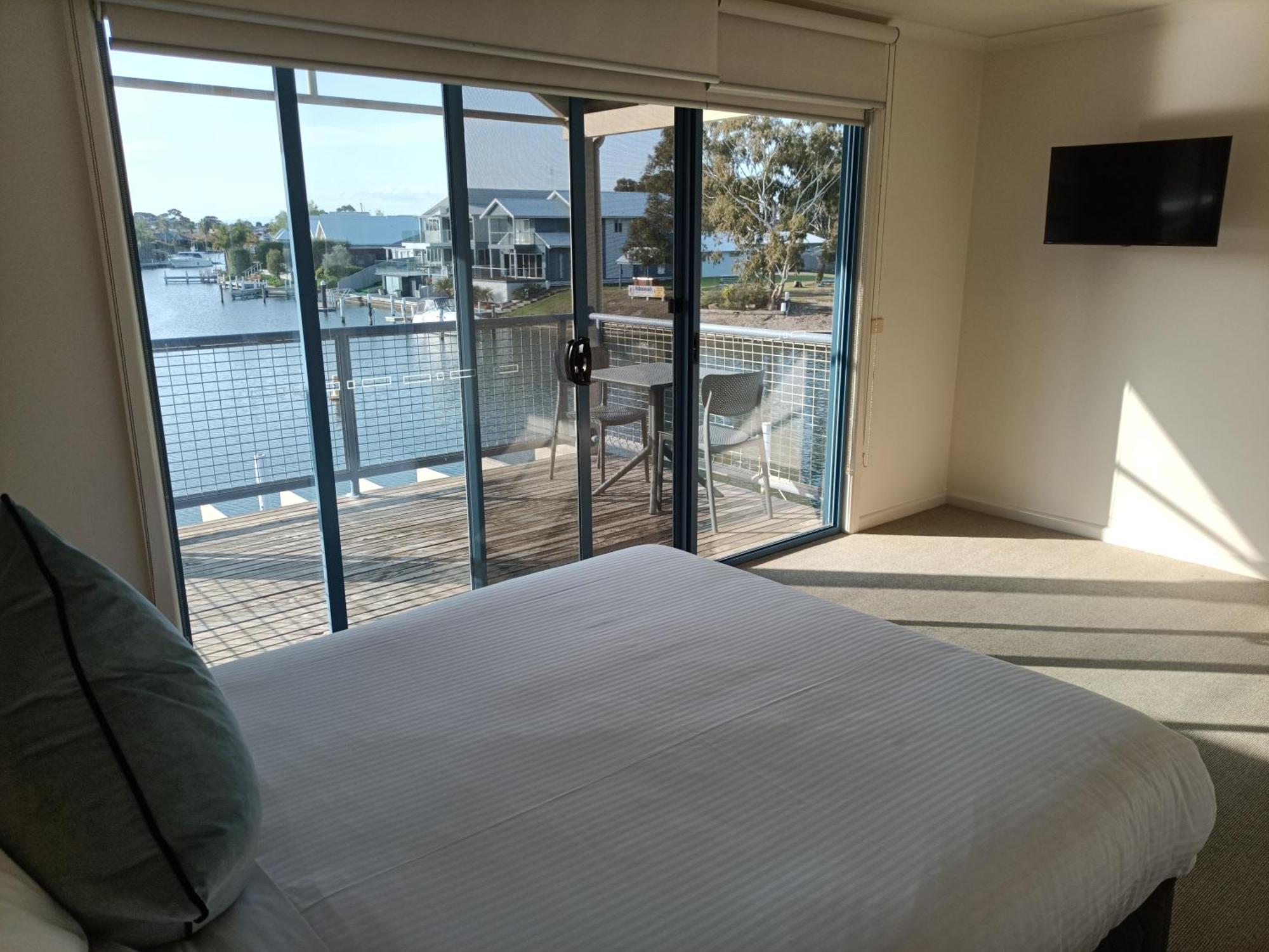 Captains Cove Resort - Waterfront Apartments Paynesville Eksteriør bilde