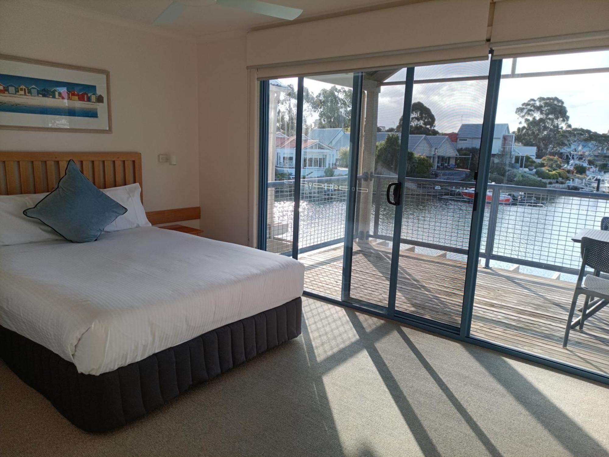 Captains Cove Resort - Waterfront Apartments Paynesville Eksteriør bilde