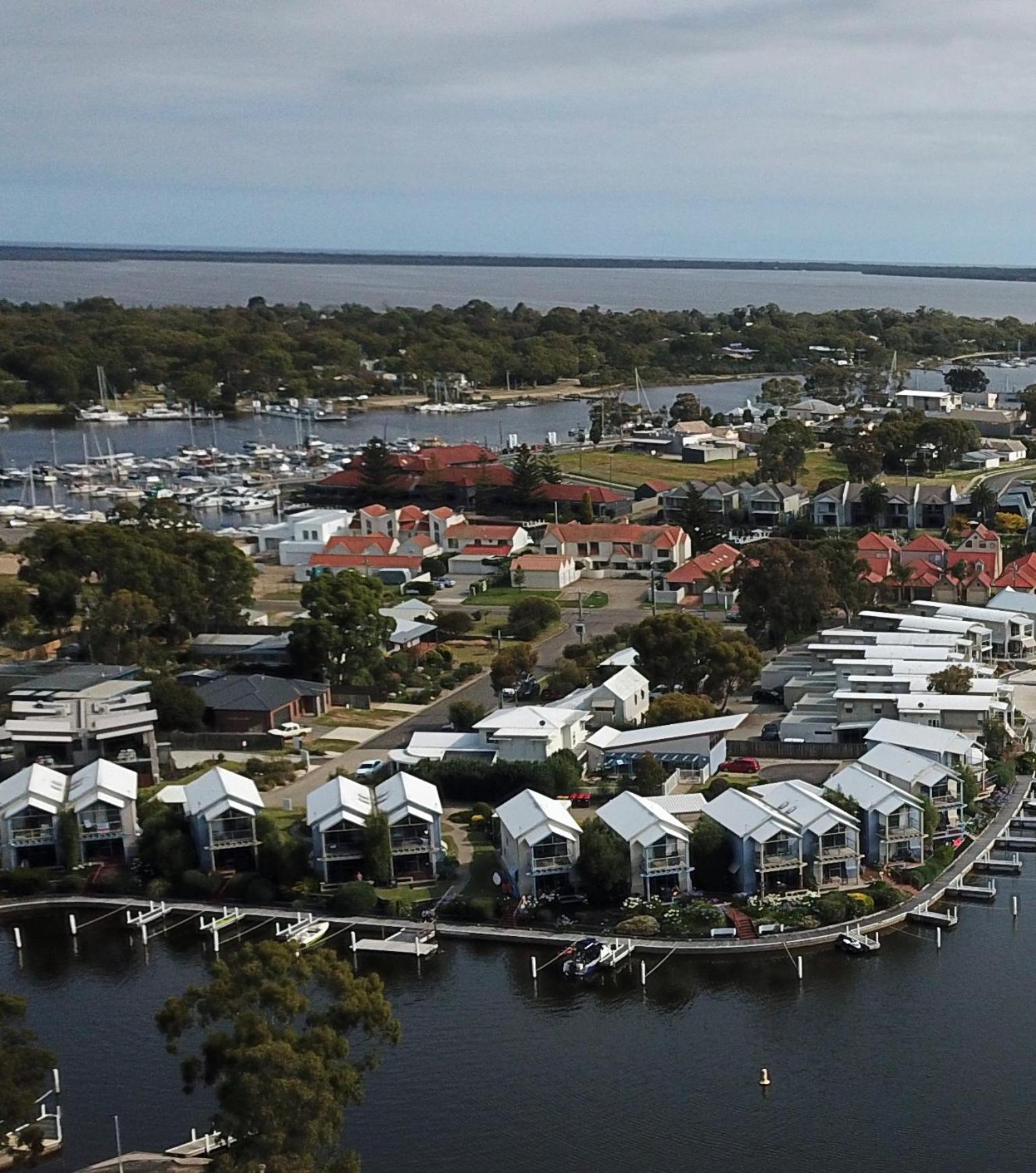 Captains Cove Resort - Waterfront Apartments Paynesville Eksteriør bilde