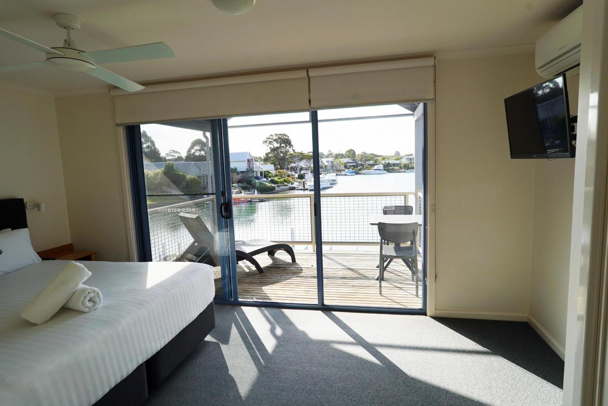 Captains Cove Resort - Waterfront Apartments Paynesville Eksteriør bilde